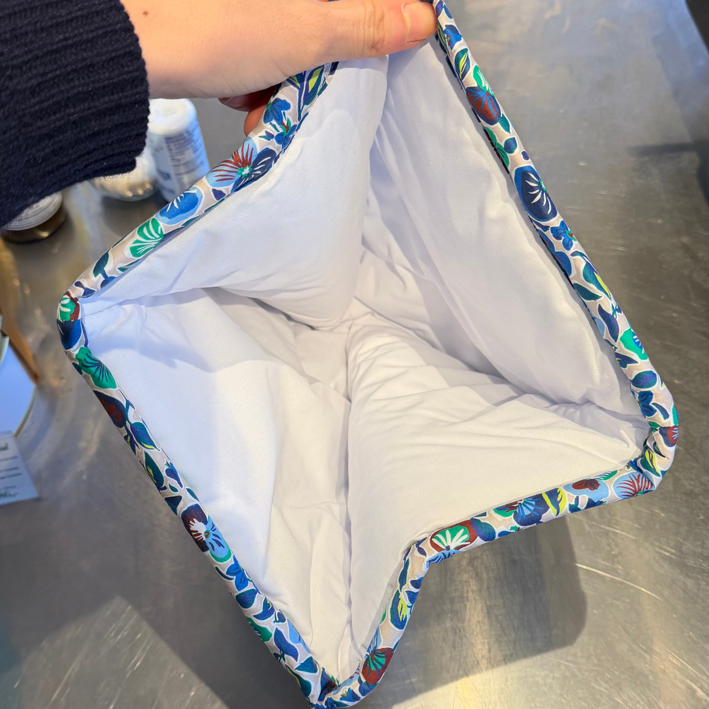 Tehætte, Ibsdatter blå blomster