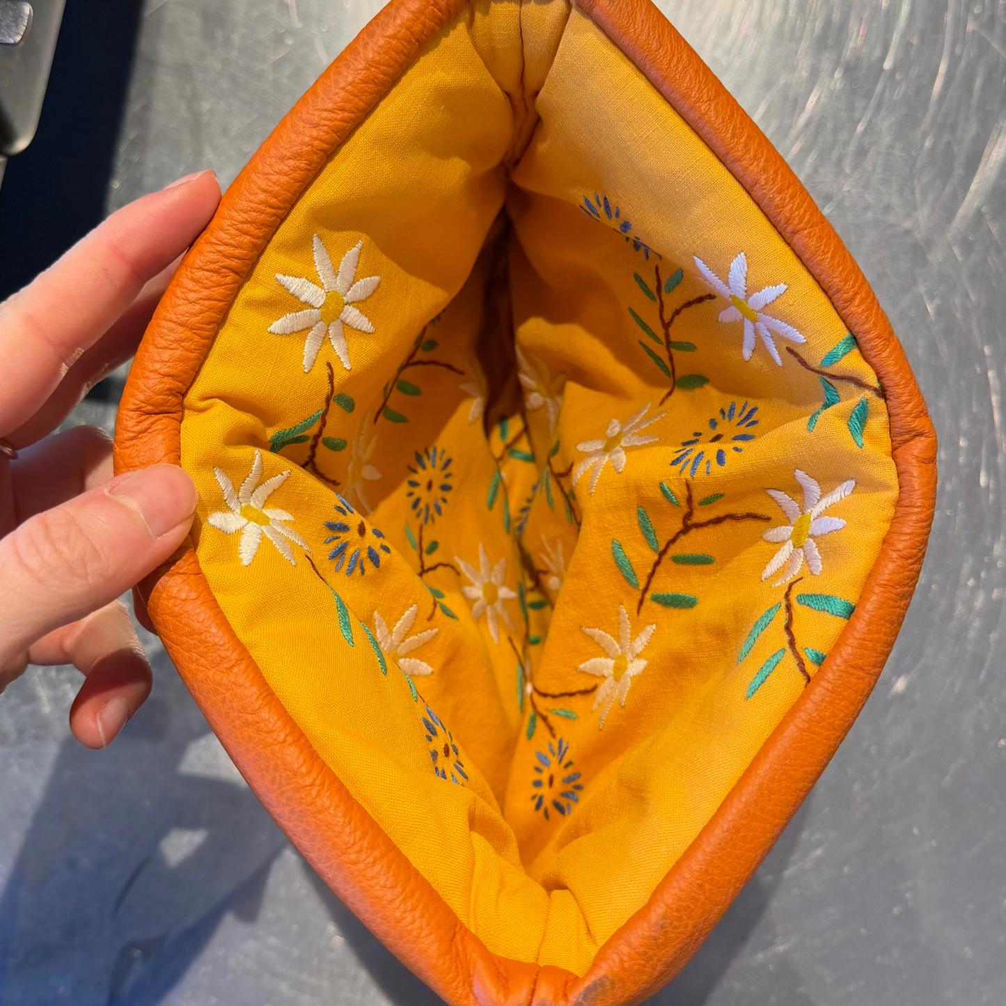 Recraft Tehætte, Skind Orange med gul blomstret for