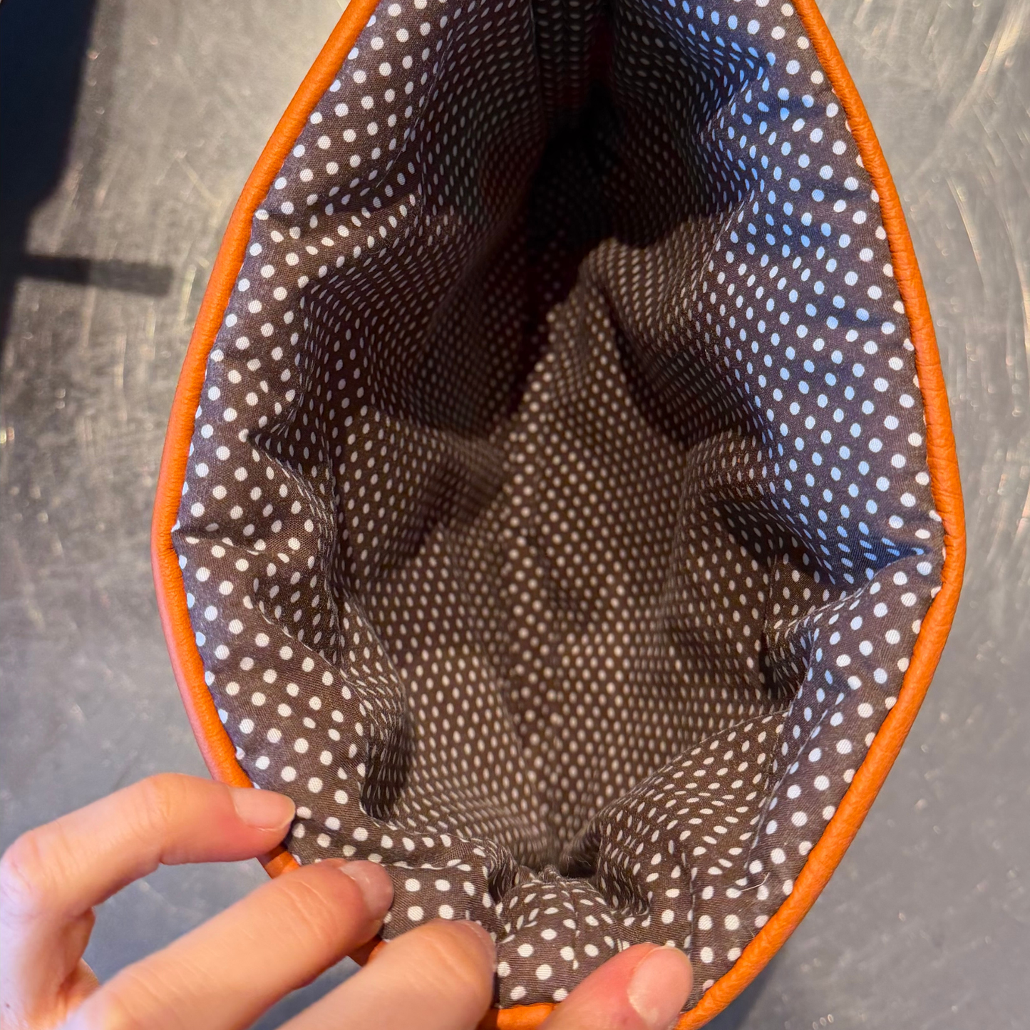 Recraft Tehætte, Skind Orange med blå/hvid prikket for