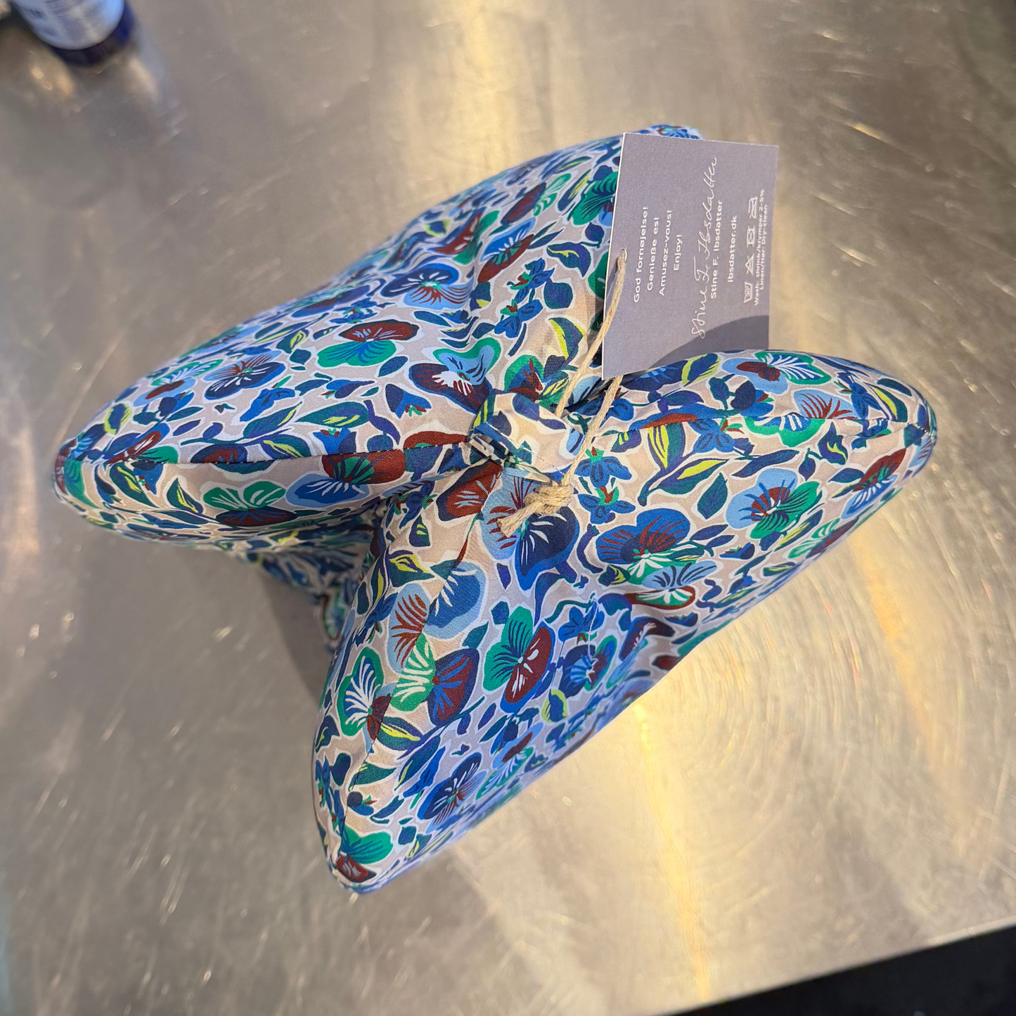 Tehætte, Ibsdatter blå blomster